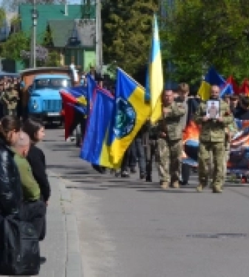 У Любомлі попрощалися з 26-річним воїном Дмитром Слюсарем