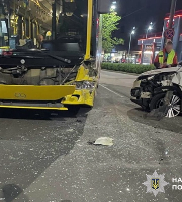 У Хмельницькому постраждала пасажирка автобусу, який протаранив припаркований легковик