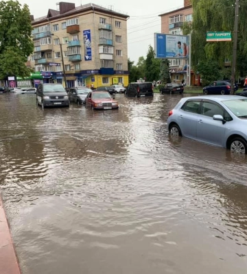 Багатостраждальні вулиці в Рівному, які постійно підтоплює після дощу, нарешті отримають водовідведення? Влада оголосила тендер