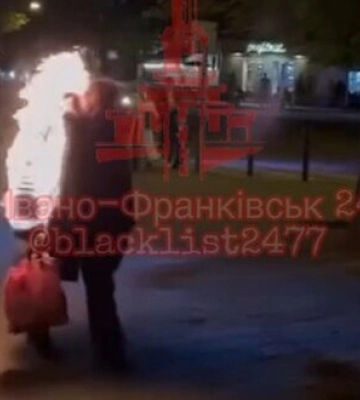 Охваченный огнем мужчина шагает по центру Ивано-Франковска. ВИДЕО