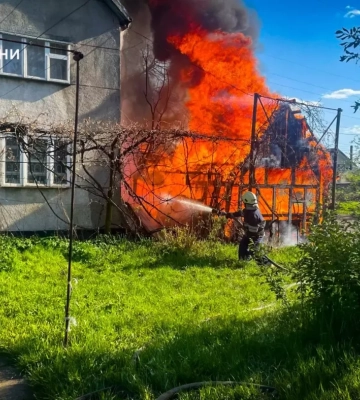На Львівщині пожежа ледь не знищила дачний будинок: рятувальники встигли вчасно, - ФОТО