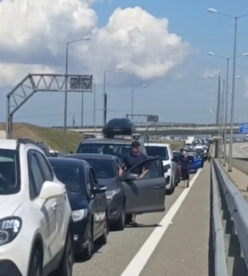 Перед Керченским мостом скопились очереди из более трех тысяч автомобилей – российские власти
