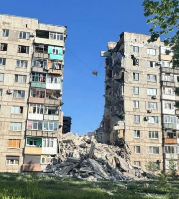 Російська авіація скинула авіабомби на Мирноград: обрушилася частина дев'ятиповерхівки, є загибла