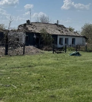 Росіяни скинули три авіабомби на селище в Донецький області, є поранений