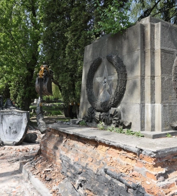 На Пагорбі Слави розпочали демонтаж радянського меморіалу