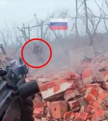 Украинский воин с близкого расстояния изрешетил оккупанта свинцом. ВИДЕО