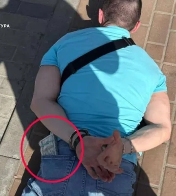 У Києві затримали чиновника при отриманні 15 тисяч доларів хабаря