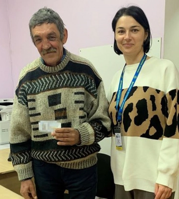 У Чернівецькій області оформили паспорт України чоловіку, який жив без нього понад 30 років