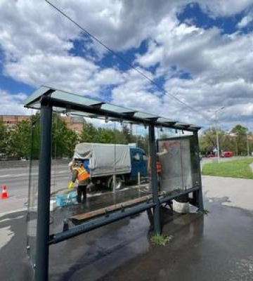У Полтаві почали мити зупинки громадського транспорту