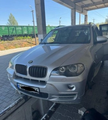 Службовий пес митниці «винюхав» відчайдушного контрабандиста на BMW X5