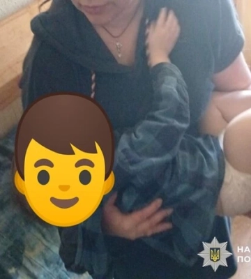 У Херсоні дитина випала із вікна багатоповерхівки: мати забрала сина та зачинила в квартирі