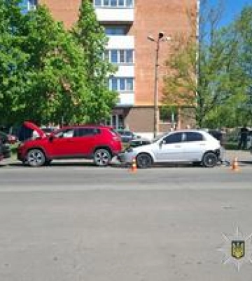 У Полтаві зіткнулися чотири автомобілі: постраждала 26-річна водійка