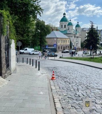 У Львові молодик на Audi A4 на тротуарі збив перехожу