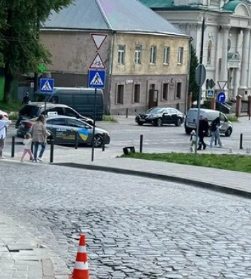 У Львові авто збило людину на тротуарі