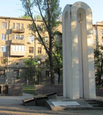 В Харькове открыли памятник полковнику полиции 