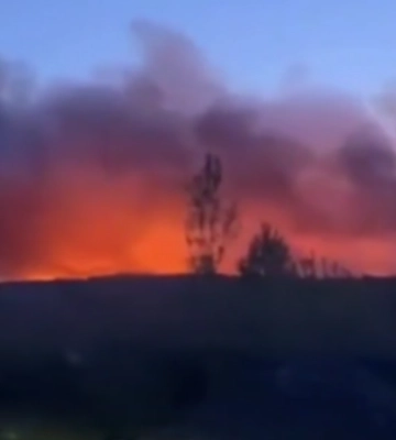 У кримських телеграм-каналах публікують відео пожежі, що виникла неподалік селища Кача після нічної атаки БпЛА