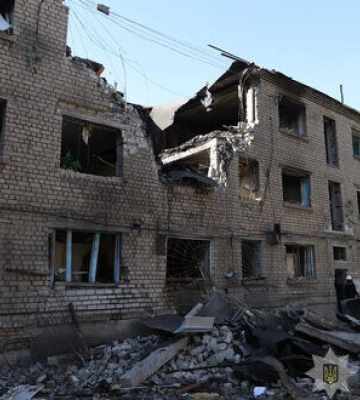 Наслідки ворожої атаки на Запоріжжя: 29 осіб поранено, пошкоджені будинки, цехи заводу та корпус університету. ФОТОрепортаж