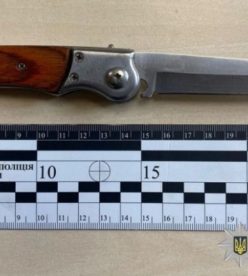 На столичній Оболоні чоловік зарізав старшу сестру та втік