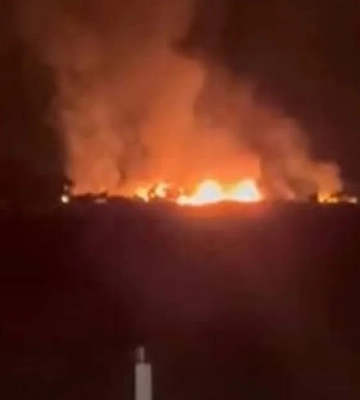 В крымских телеграм-каналах публикуют видео пожара, который возник неподалеку от поселка Кача после ночной атаки БпЛА