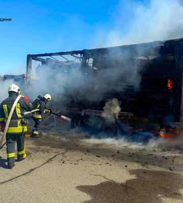На Черкащині під час руху загорілася вантажівка