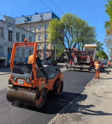 Без ям: на Дубенській у Рівному вкладають новий асфальт (ФОТО)