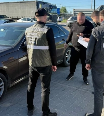 Автомобили для перепродажи маскировали под помощь ВСУ