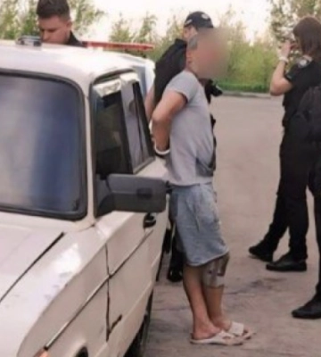 Незаконне зберігання наркотиків та зброї: поліцейські Дніпра повідомили містянину про підозру