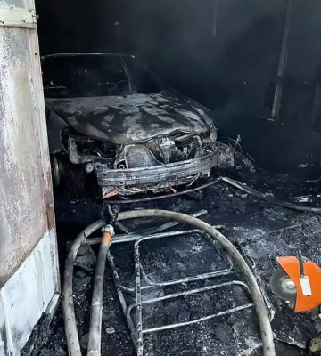 В Ужгороді загасили пожежу в гаражі, постраждав власник автомобіля