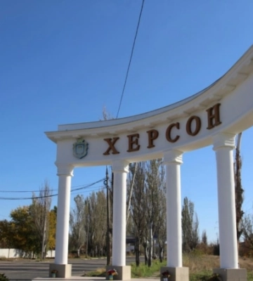 Росіяни знову обстріляли Херсон, загинула жінка, ще двоє чоловіків поранені