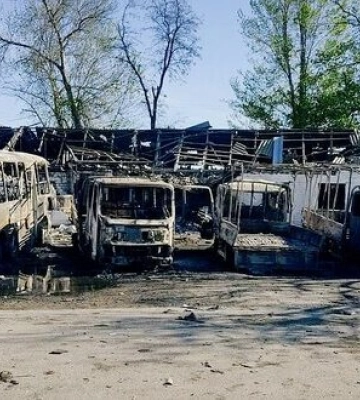 Обстріли Дніпропетровщини: пошкоджено підприємство, яке ремонтує прифронтові дороги, поранені двоє працівників. ФОТОрепортаж