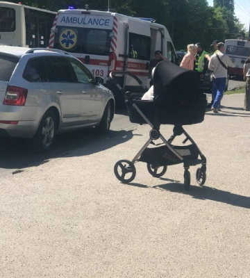 У Луцьку автокран збив маму з немовлям