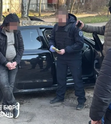 Схема возле ТЦК: в Николаеве мужчина торговал "непригодностью" за доллары