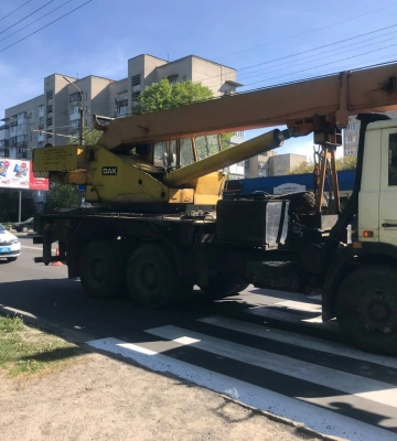 У Луцьку автокран збив маму з немовлям