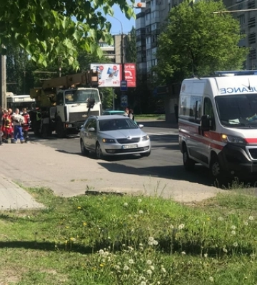У Луцьку на переході вантажівка збила маму з немовлям 