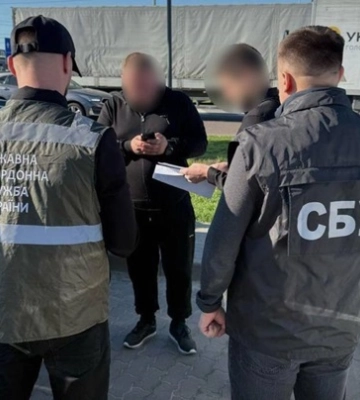 На Львівщині викрито злочинців, які ввозили автівки для продажу під виглядом "гуманітарки"