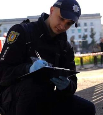 На Куликовом поле в Одессе мужчина набросился с двумя ножами на правоохранителей: есть раненые