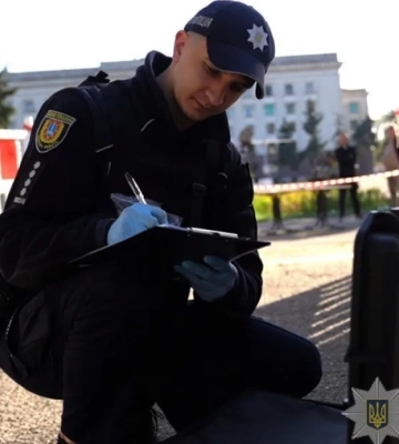В Одесі на Куликовому полі чоловік з ножами напав на поліцейських, є поранені