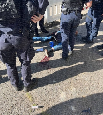 В Одесі на Куликовому полі 2 травня чоловік з двома ножами накинувся на поліцейських (, )