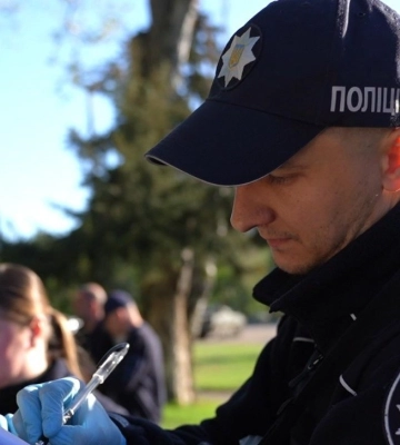 В Одесі на Куликовому полі чоловік з ножами напав на поліцейських, є поранені