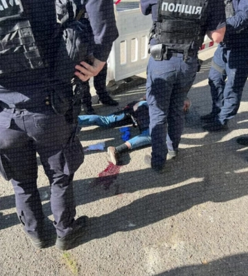 В Одесі чоловік з ножами поранив поліцейських і… нарвався на кулю