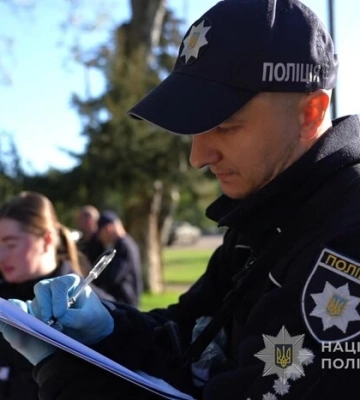 В Одесі на Куликовому полі чоловік накинувся з ножами на поліцейських