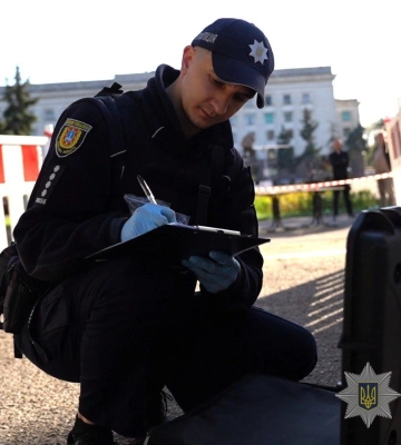 На Куликовому полі в Одесі чоловік накинувся з ножами на правоохоронців: є поранені