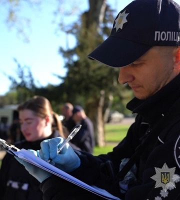 На Куликовому полі в Одесі чоловік накинувся з ножами на правоохоронців: є поранені