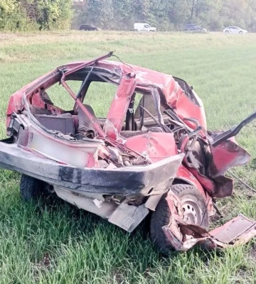 Потяг на Рівненщині розтрощив авто