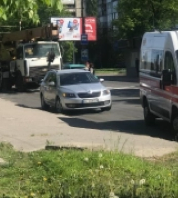 Маму з немовлям у візку збила на переході вантажівка-кран у Луцьку, - ЗМІ
