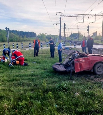 Потяг на Рівненщині розтрощив авто