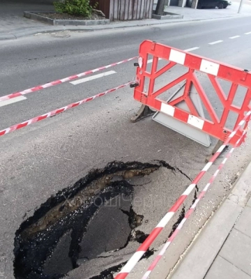 У Чернівцях на вулиці Марка Черемшини провалився асфальт