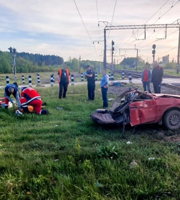 Поезд переехал автомобиль в Ровенской области: водитель и пассажир не выжили