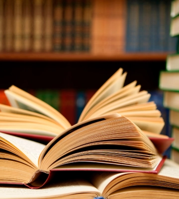 Українські письменники можуть отримати 5000 євро на створення книжок про війну