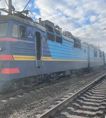 Авто перетворилося на купу брухту: на Рівненщині потяг зіткнувся з ВАЗом